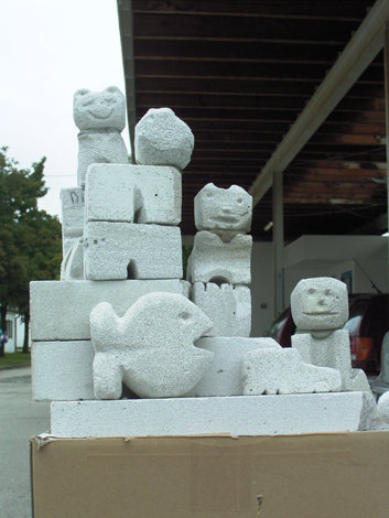 Skulpturen aus Gasbeton mit kleinen Kindern