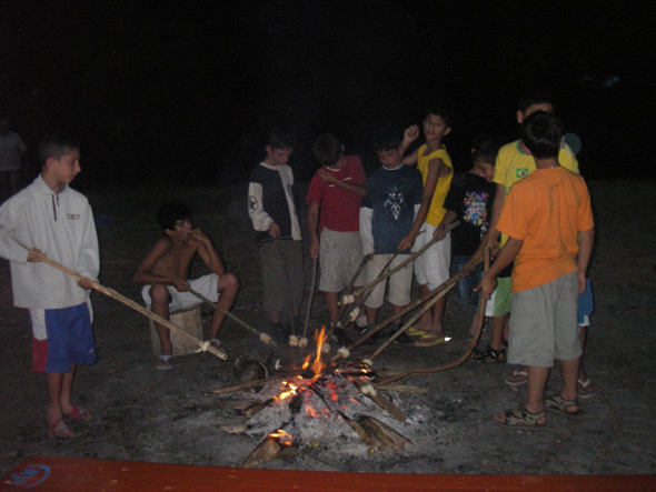Lagerfeuer am Zeltlager mit Kindergruppe